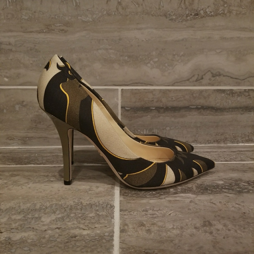 Never worn Emilio Pucci printed pumps.